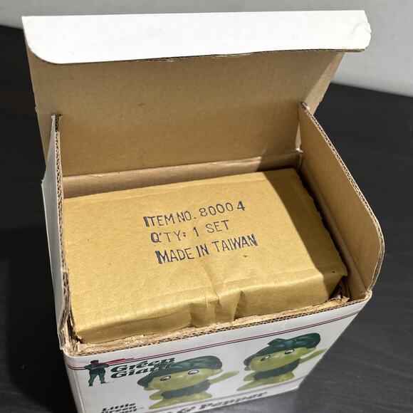 NEW IN BOX 1988 Green Giant “Little Green Sprout” Ceramic Salt & Pepper Shakers - Picture 8 of 10